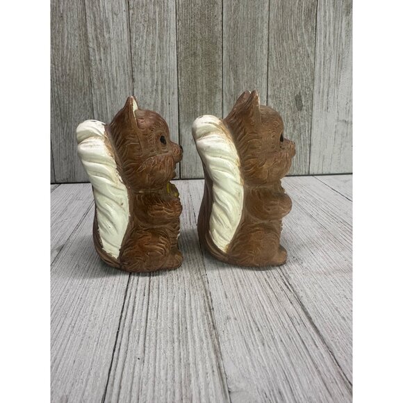 Vtg Twin Winton Style Squirrel Holding Cookie Salt & Pepper Shaker 4" Tall Japan - Picture 3 of 8